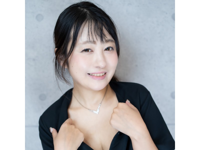 セクシーモデル☆小山夏希ちゃんの私物「TOPSとパンティ」とサイン入りインスタントフォト - FANZAオークション