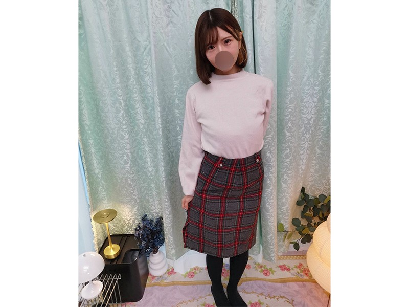 脱毛サロン勤務【あみちゃん】私物★WHITEのトップスとチェック柄のスカートと写真