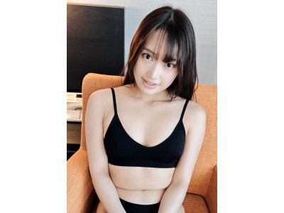 相坂すみれちゃん着用黒のスポーツブラとパンティ
