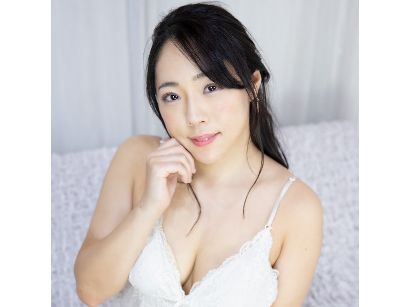 セクシーモデル☆白いん子ちゃんの私物「キャミソールとパンティ」とインスタントフォト