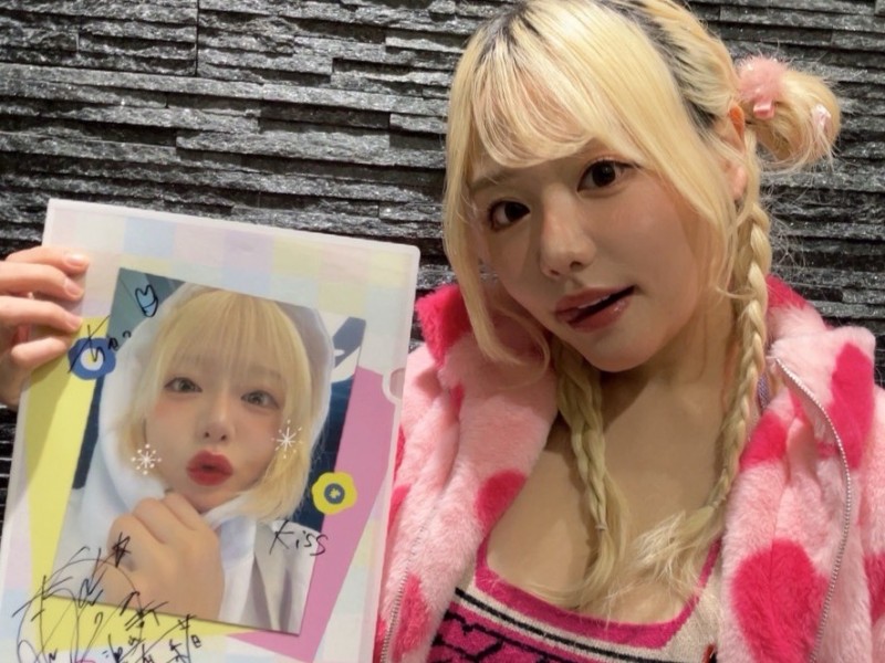 浜崎真緒さん直筆サイン入りクリアファイルABにサイン入りチェキのオマケ付き