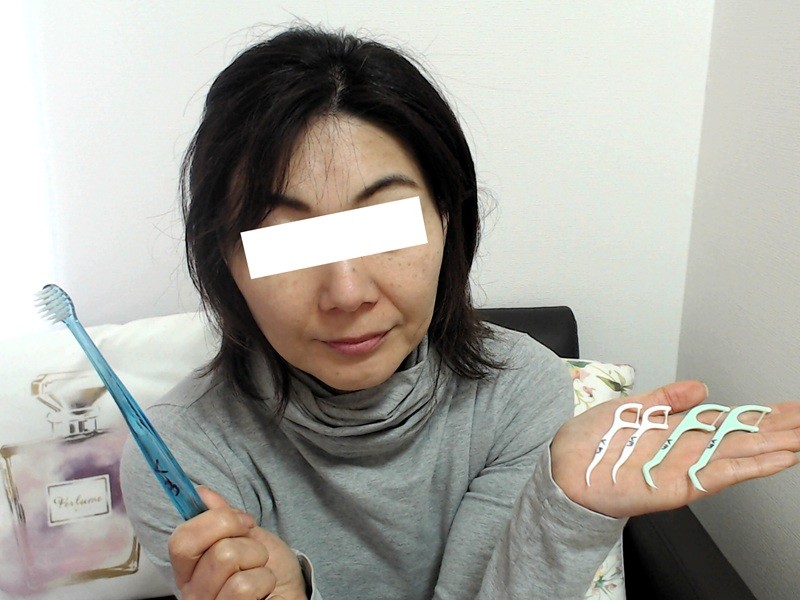 くろちゃん使用済みサイン入り歯ブラシ＆糸ようじ4本