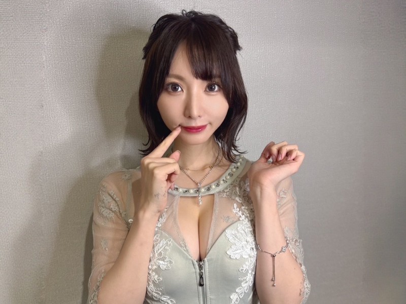 新妻ゆうかさん着用の銀色のブレスレットに色紙とチェキのオマケ付き