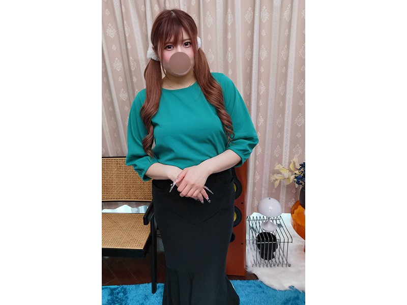 女子大学生【優愛ちゃん】私物☆シーグリーンのトップスと黒のスカートと写真