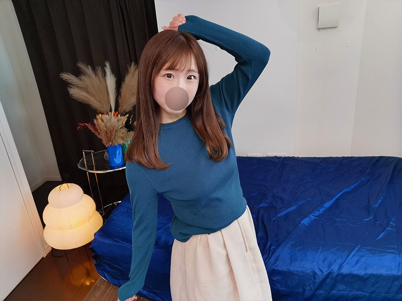 清楚系美女もえちゃん☆私物★マドンナブルーのトップスとベージュのスカートと写真