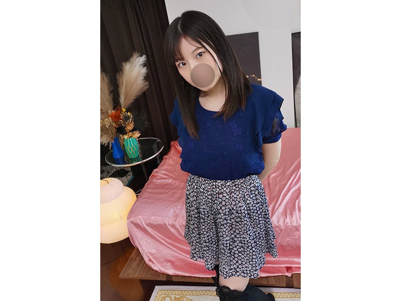 【エステティシャンあおいちゃん】私物★紺のトップスと花柄のキュロットと写真