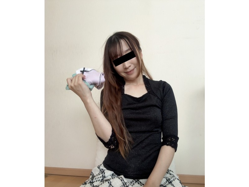 麗子さんの黒のトップスとチェック柄スカパンとパンティとソックス