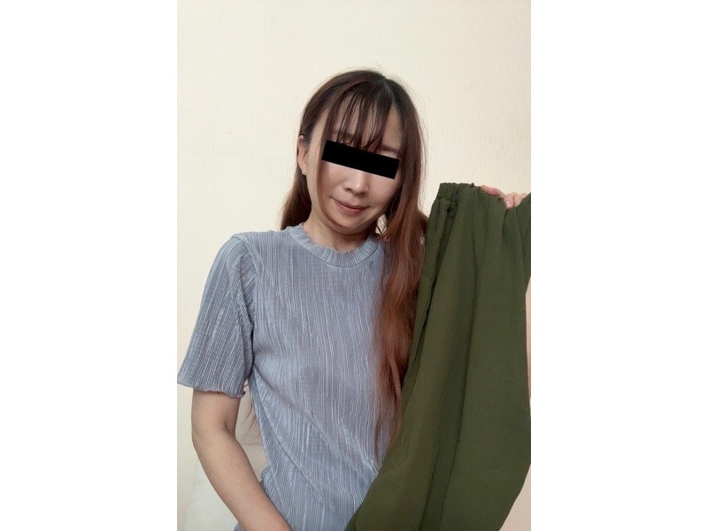 麗子さんのグレー色のトップスと七分丈パンツとパンティ