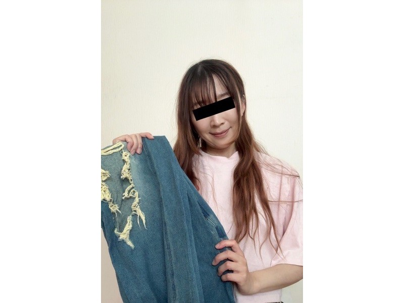 麗子さんのショート丈トップスとダメージデニムパンツとパンティ