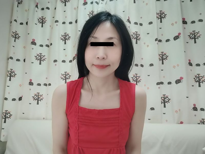 ◆エッチな人妻るる赤のタンクトップと白のスカート
