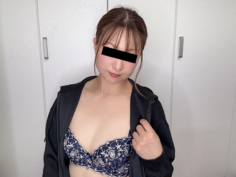 クールビューティゆなさんのパーカーとネイビーの下着上下セット
