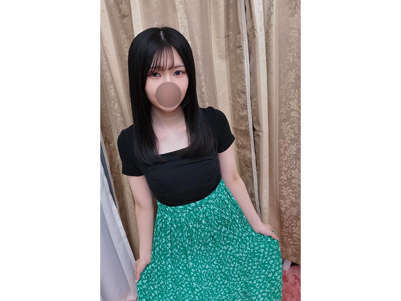 化粧品販売員【りほちゃん】私物☆黒のトップスと柄物のスカートと写真