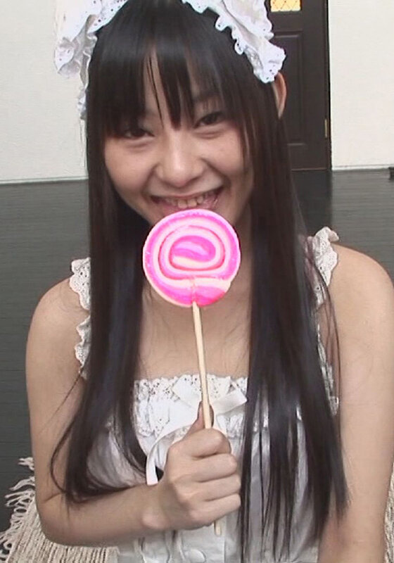 飴ちゃんが似合う無邪気でかわいい娘が小さい口でおっきな肉棒を咥えて口内射精！｜エロ動画・アダルトビデオ｜FANZA動画