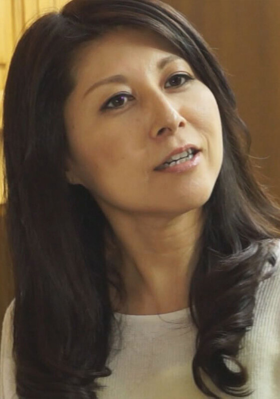 娘に彼氏を紹介していたらテーブルの下で触られて！声を抑えて盛り上がる熟年カップル。｜エロ動画・アダルトビデオ｜FANZA動画