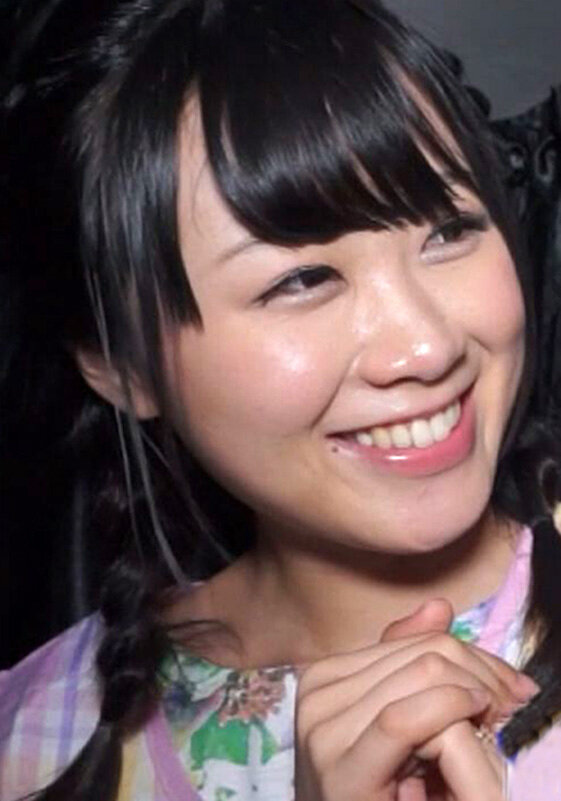 笑顔が素敵な新婚の保育士さん。ジーンズとエプロン姿で隠しているが、実は美尻とGカップ美巨乳の持ち主。その振る舞いから押しに弱いオンナがバレバレ！｜エロ動画・アダルトビデオ｜FANZA動画