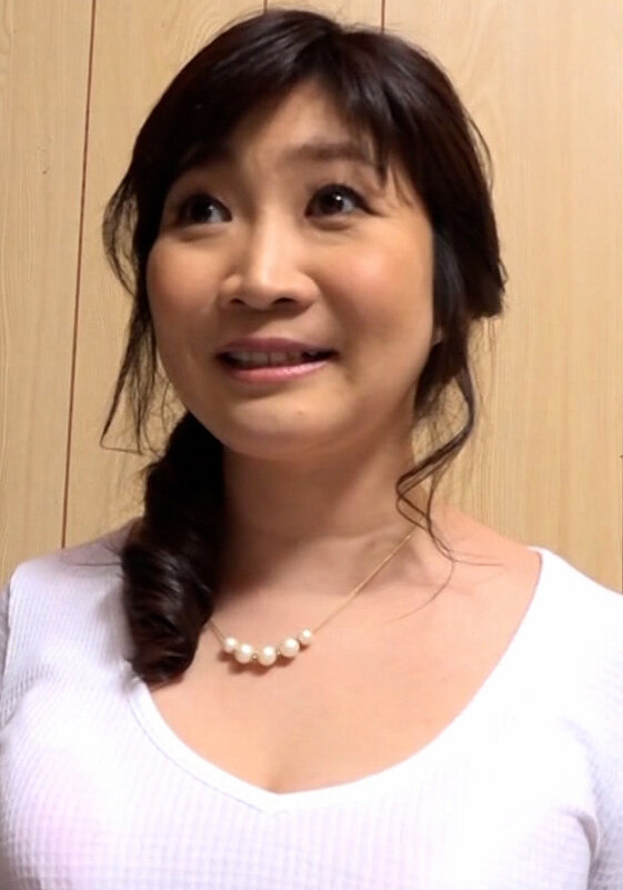 年齢の割にはふんわりした四十路熟女の不思議ちゃん宅で初撮りAV撮影！弾ける敏感巨乳と甘い喘ぎで男優の肉棒もガチガチにする適性抜群のエロSEX！