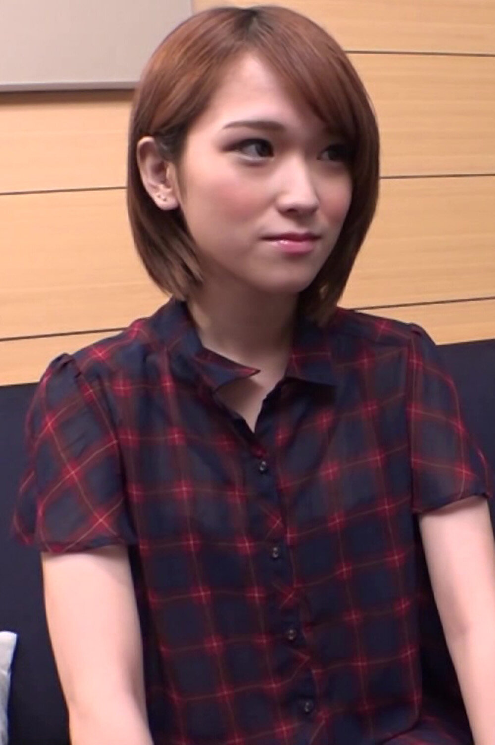 おじさんのためにセクシーな下着をつけてセックスの相手をするスレンダー美少女