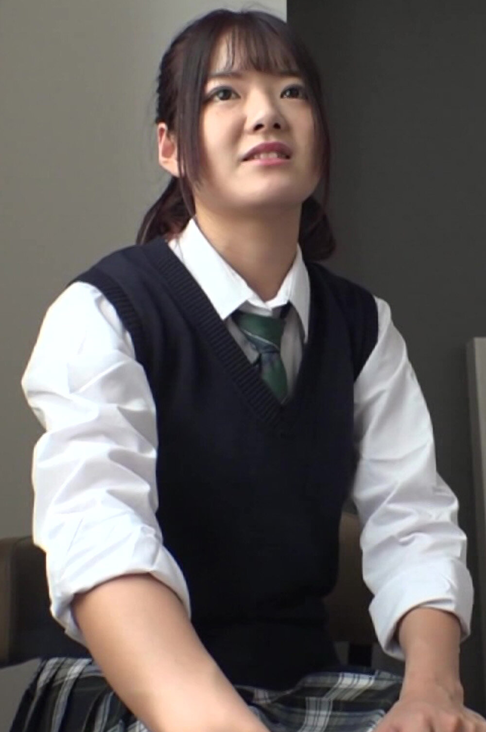 学生証で羞恥心を煽られて…。制服女子の口やマ〇コに発射！