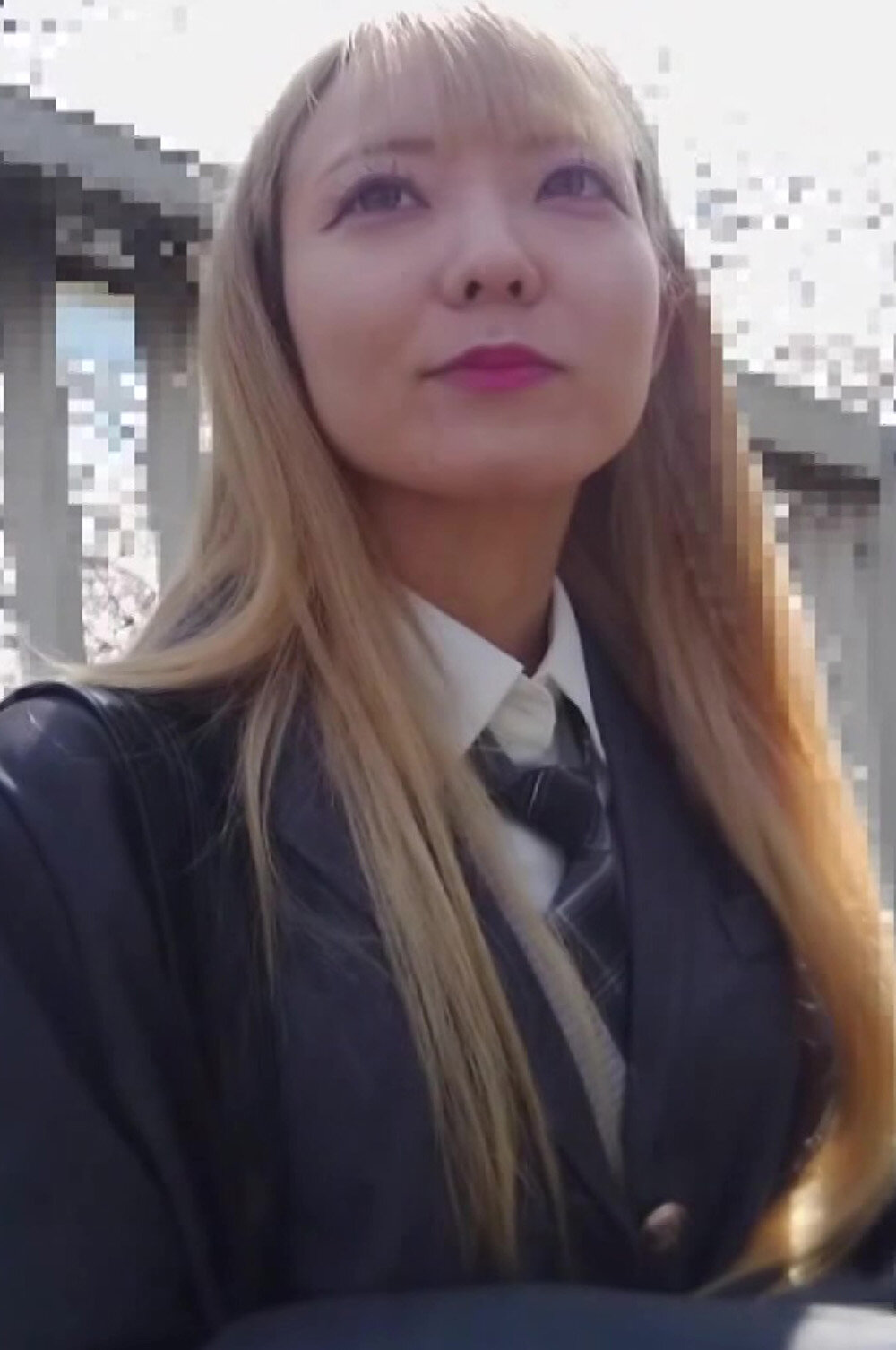 金髪ギャルの制服女子とおじさんの裏行為