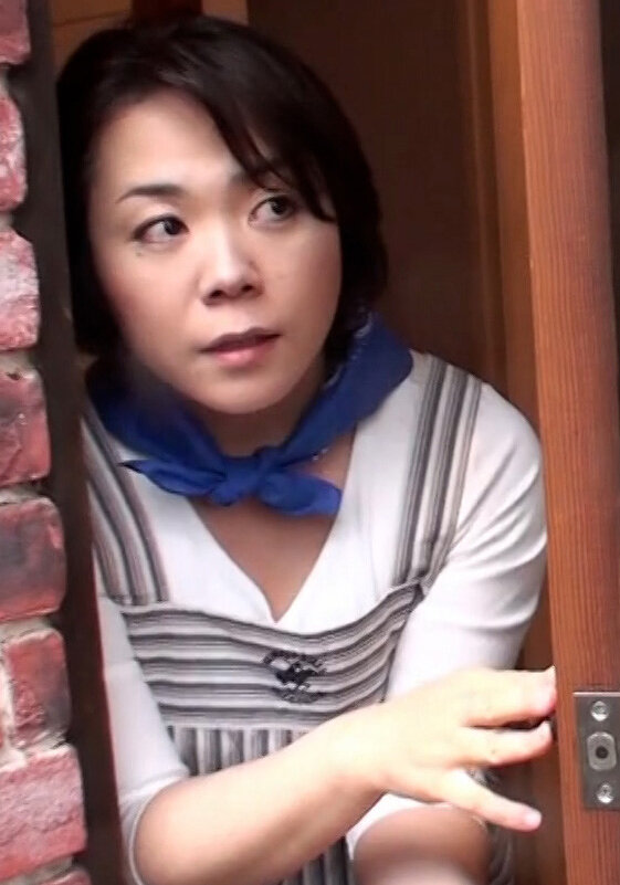 田舎暮らしに憧れ移住して3年。ご主人とは別居生活。人恋しさからAVメーカーに応募してきた美熟女さんとカメラの前でうれし恥ずかし中出しSEX！