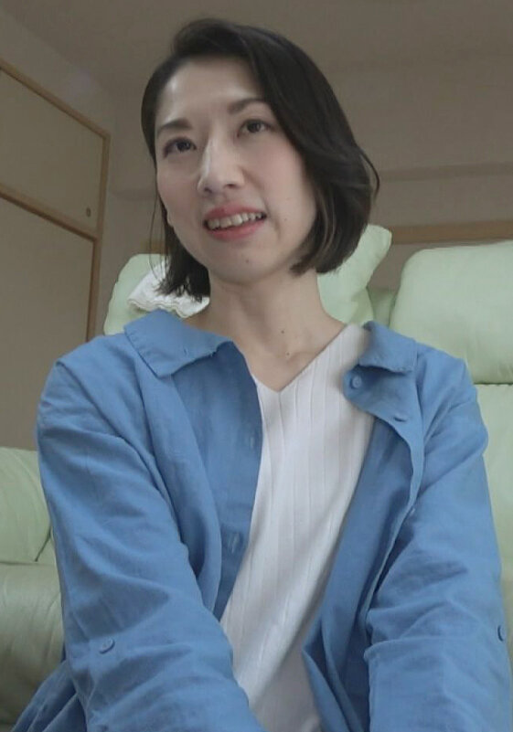 奥様のお宅訪問！自分の電マで「ダメ！ダメ！」白い素肌を赤く染め感じ始めるスレンダー妻！