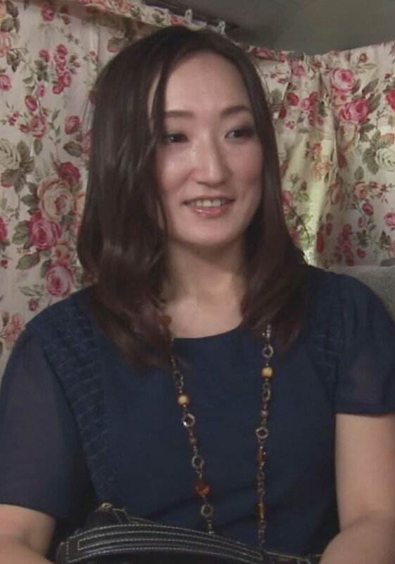 美魔女の喘ぎ声が車内に響く！お台場在住45歳のセレブ妻の真っ赤な下着！