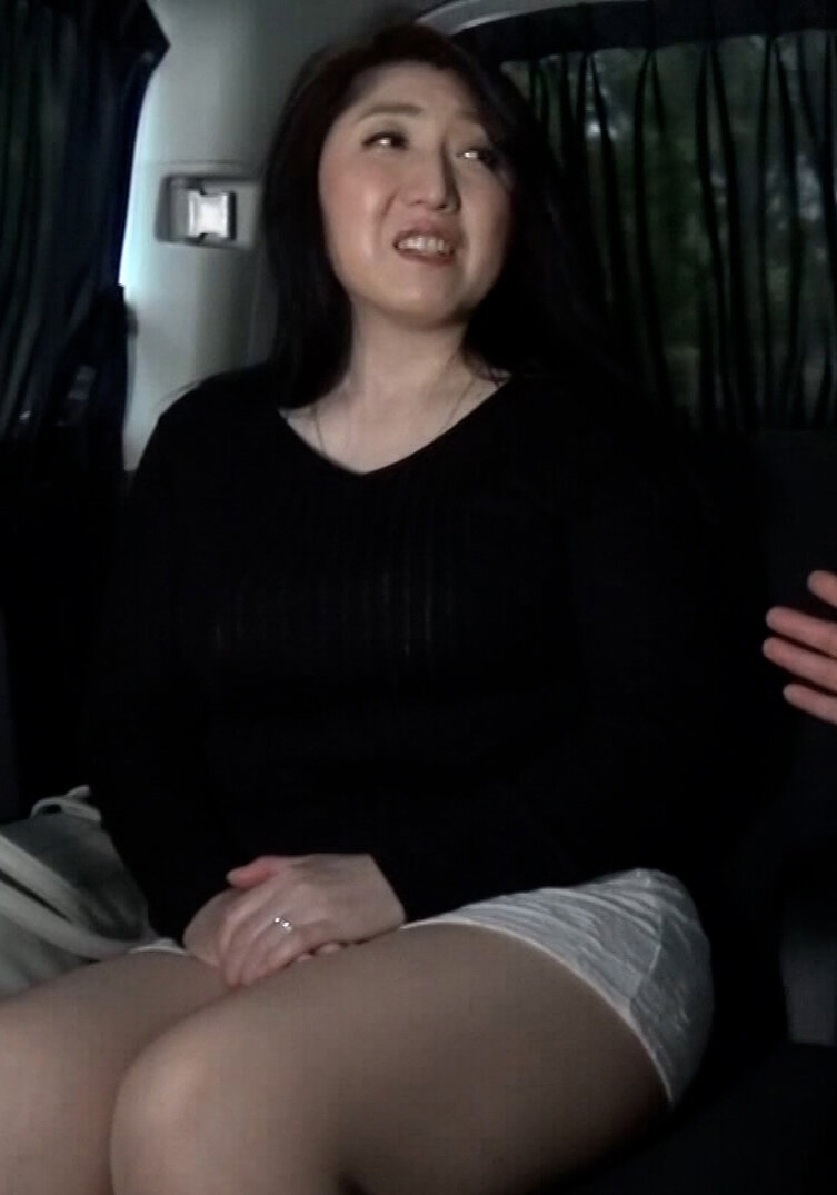 後ろ姿がムチムチ豊満ボディの奥様をナンパして車に誘い下着を見せてください！そのままホテルにイン、ナシクズシ的な中出しSEXにイキまくる！