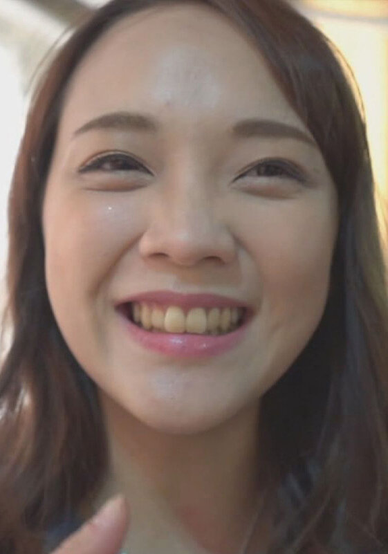 笑顔が可愛いノリのいい人妻の魅力！男もうなる下品で献身的な舌遣い！