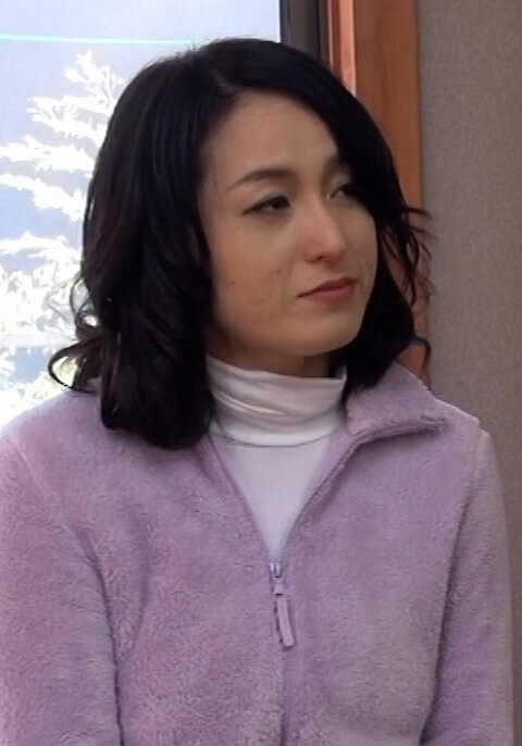 山間部に暮らす清楚な美熟女が旦那とのセックスレスで刺激を求めてAV出演。旦那に内緒で自宅でドキドキAVSEX！