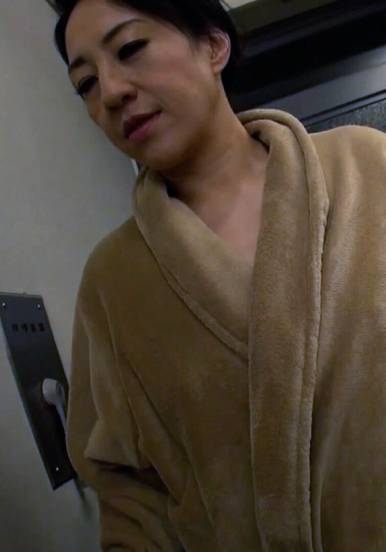 性に目覚め欲求不満を抱える愚息の肉棒をしゃぶる優しい母に欲望爆発中出しSEX！