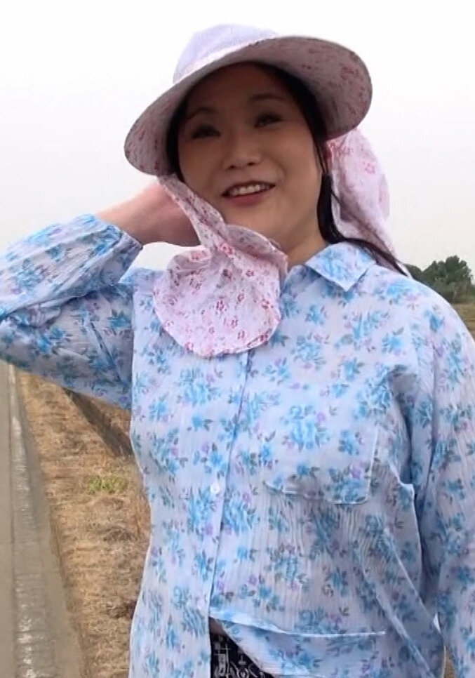 農作業帰りの田舎熟女をインタビューとナンパしてホテルにイン！チャンスがあれば刺激が欲しい熟女の痴態SEX！