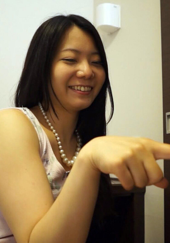 巨根に異常な愛情を持っている奥様登場。頼めば何でもさせてくれるつぶらな瞳の尻軽でノリ良しな男の言いなりの人妻さん！