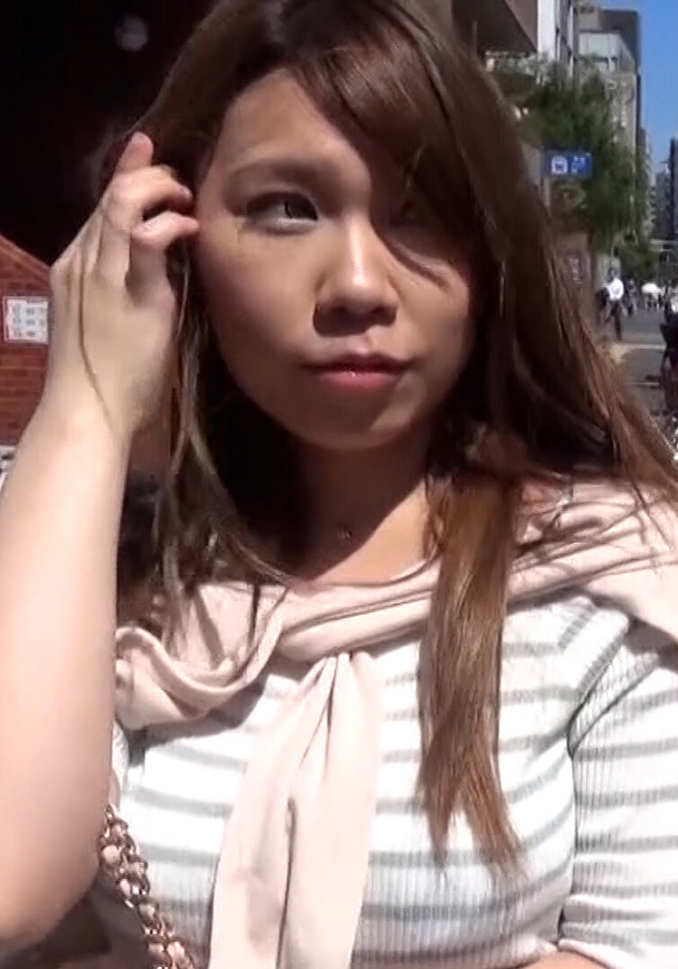 無自覚な着衣巨乳奥様限定でインタビューとナンパしてエロ質問！若妻さんは水色の下着を露出してのエロポーズ！緩すぎる巨乳妻にナシクズシの中出しSEX！