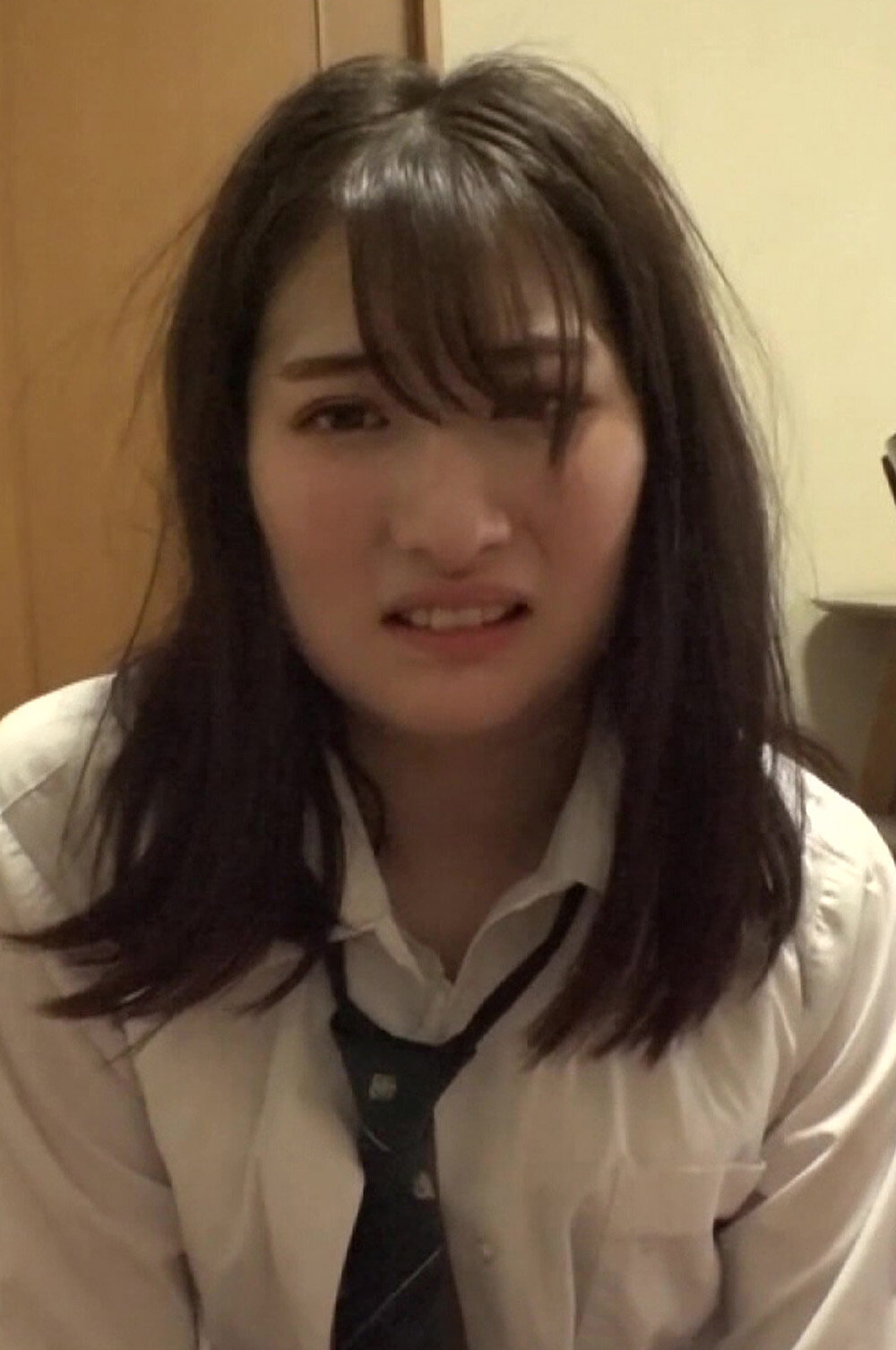 二本のチ〇ポを必死に頬張る！3PセックスのJK