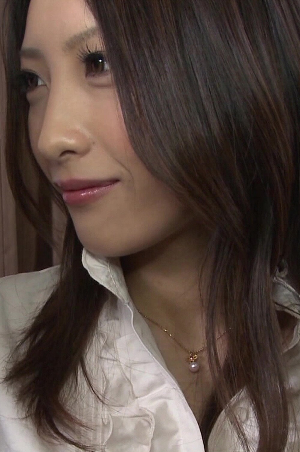 美形奥さんがアナルをいじられ悶絶！！