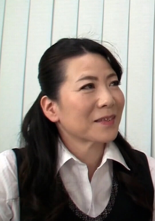 誰もいないオフィスで社長と残業中、優しい言葉をかけられながらカラダを弄られ股間を濡らす熟女と合意のセックス！