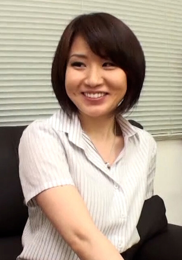清楚な雰囲気のショートヘアーの美人奥様を商品開発のモニターとナンパして過激なAVを見てもらったら…。むっつり奥様と3P乱交中出しSEX！