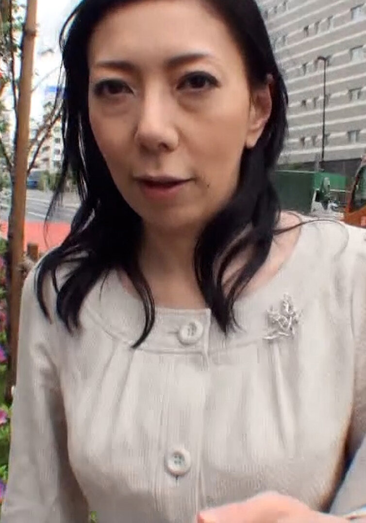 ごく普通の奧さんに昼ドラの試写とナンパして強烈にエロい映像を見せてみたら…。むっつりスケベな清楚系奥様と3P中出しSEX！