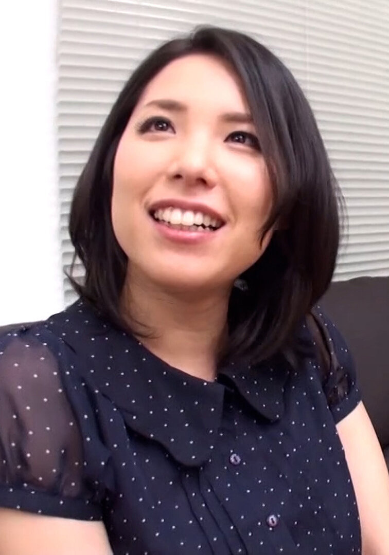街行く清楚な雰囲気の美人奥様をナンパ！夫婦生活のちょっとエッチな質問とAV鑑賞させたら…。むっつり奥様と乱交SEX！