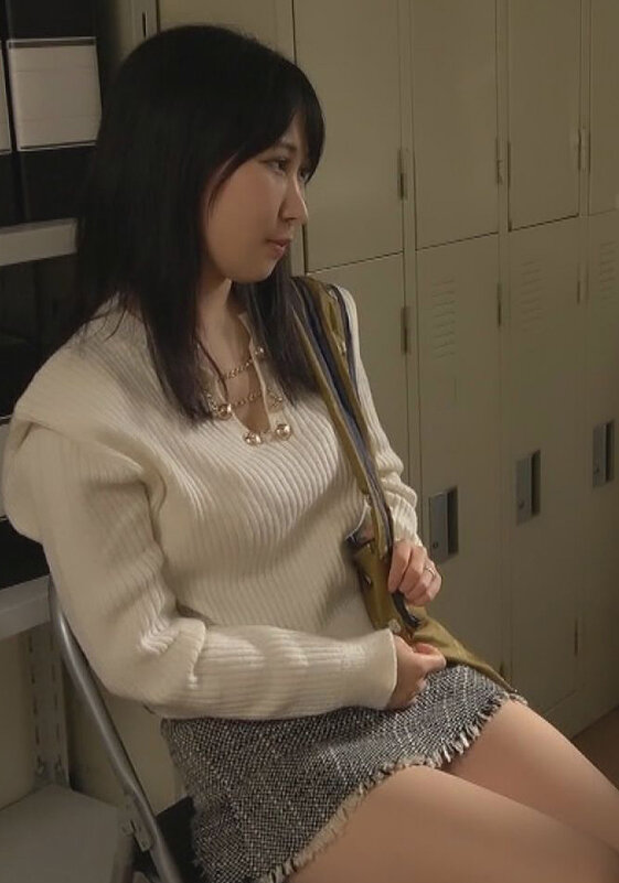 「黙っててくれるなら」沈黙と引き換えに男に身体を許すミニスカ巨乳妻！