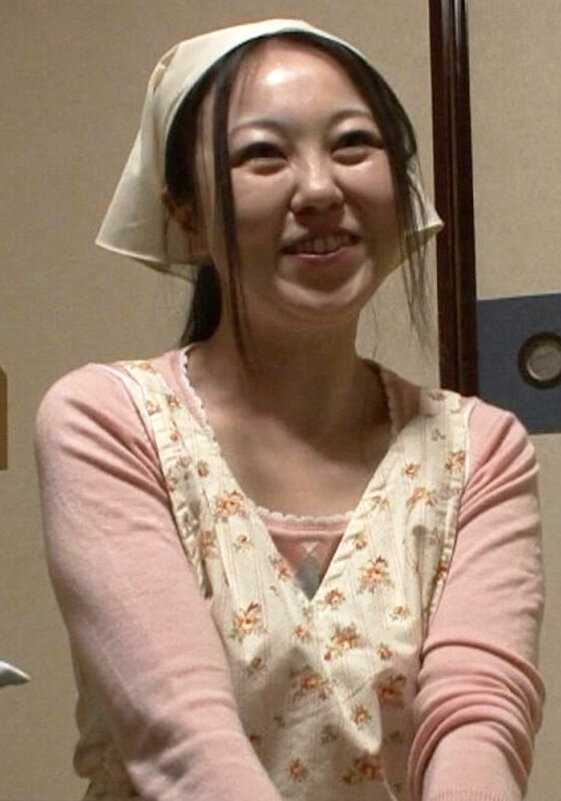 【代々続く老舗旅館の美人女将をこっそり…！】可愛い笑顔で、明るく振舞う美人女将は未亡人！久しぶりの極太肉棒を美味しそうに頬張り、白い柔肌の熟れた躰が肉欲に濡れる！