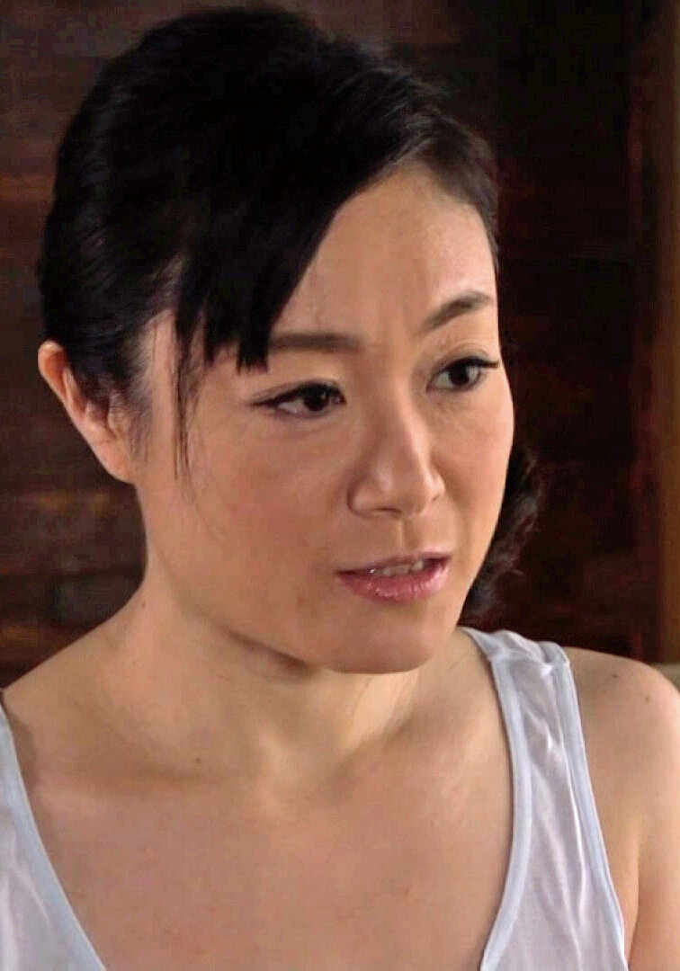 妻の出産を控え実家に戻った僕達。久々に会った母の無防備にチラ見せする乳首がエロ過ぎて…！