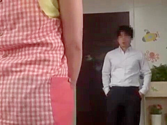04456,A beautiful woman who feels